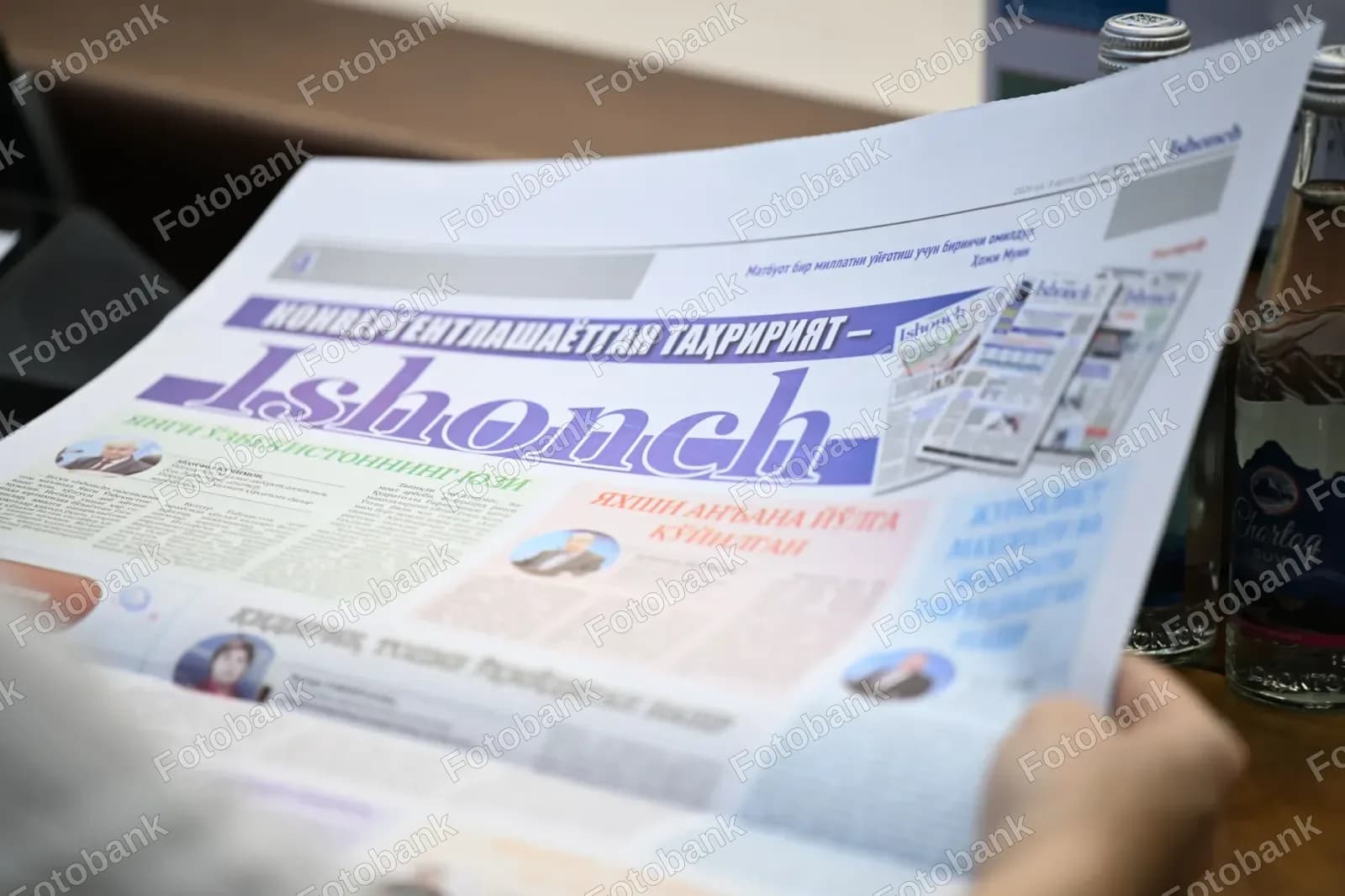 "Ishonch" gazetasini oʻqiyotgan kishi