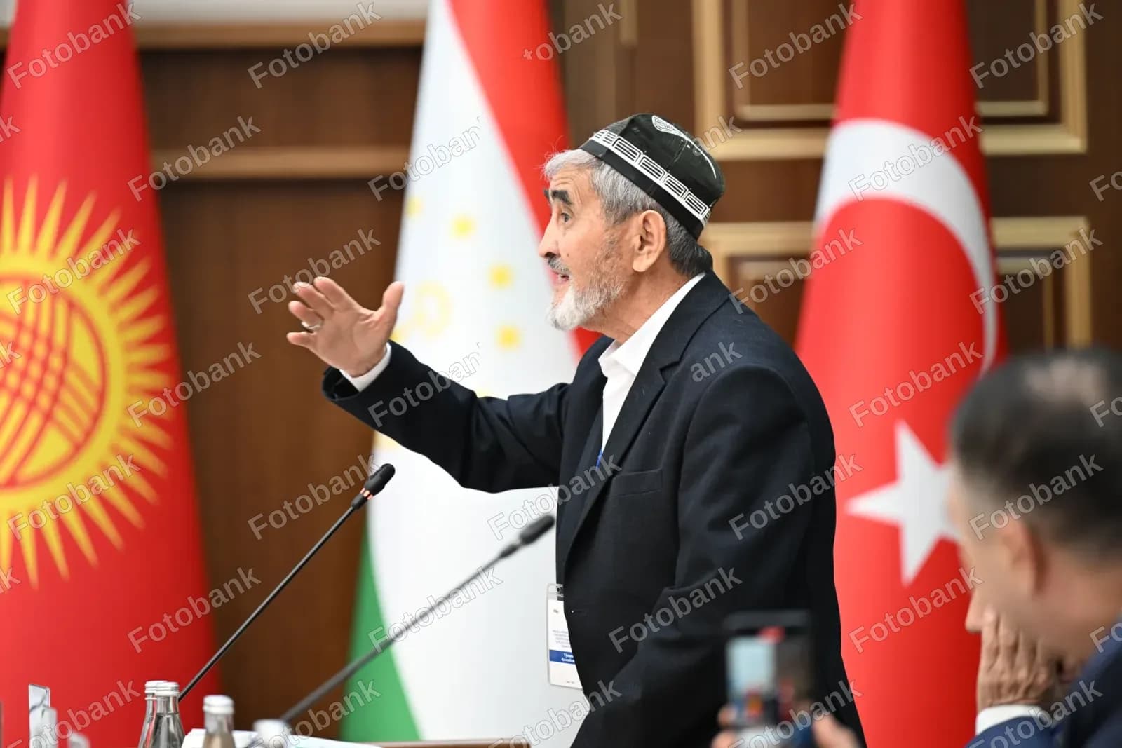 Konferensiyada gapirayotgan keksa erkak