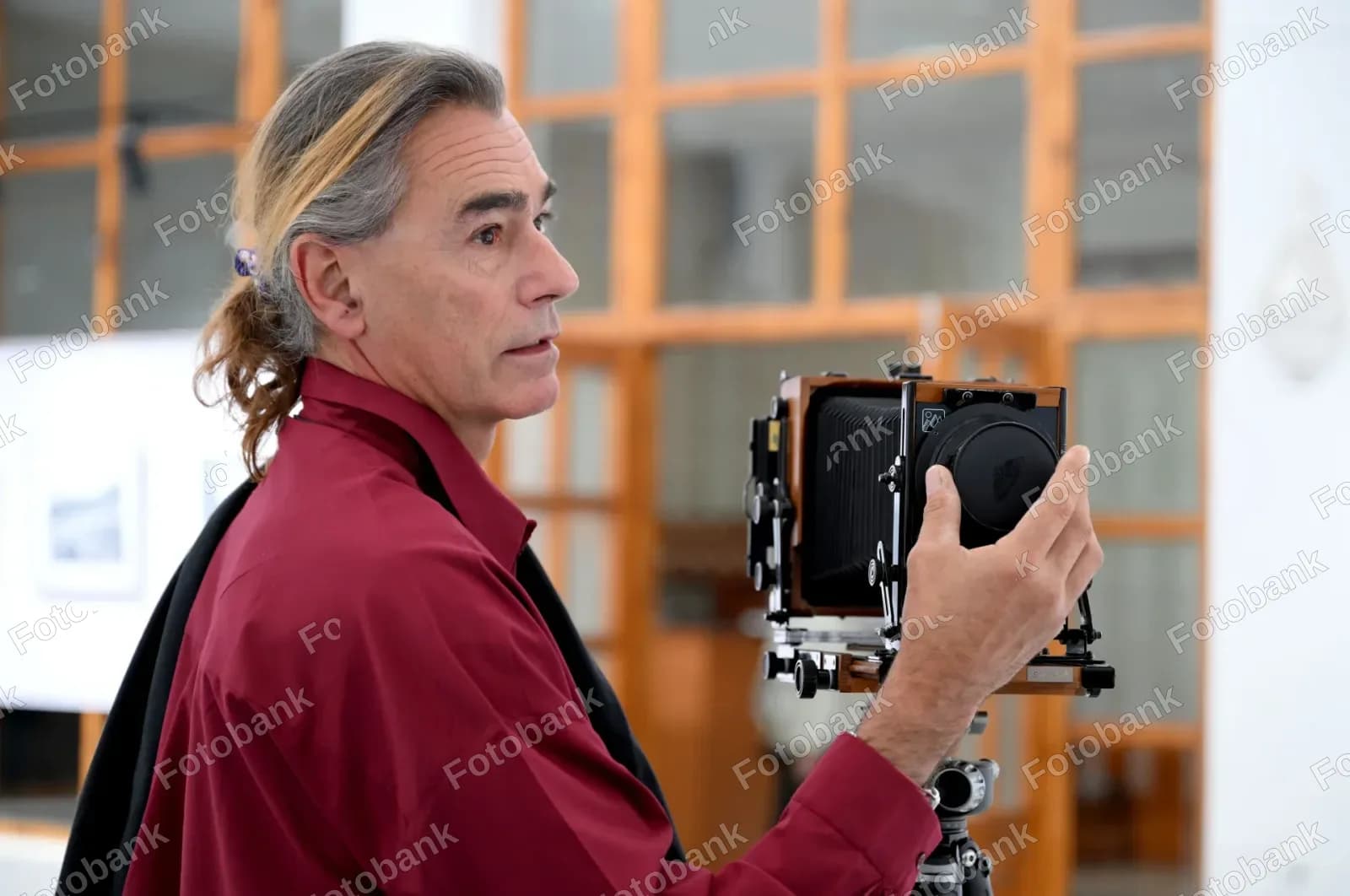Fotograf vintaj silfonli kamerani sozlamoqda