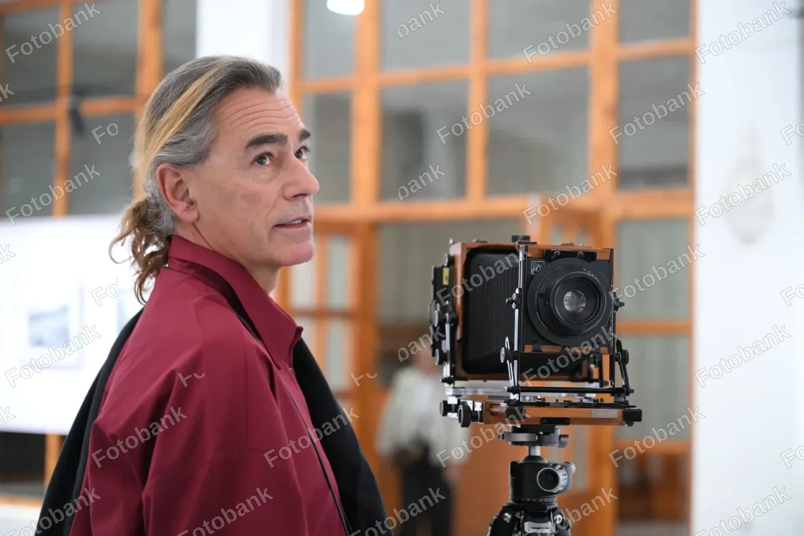 Katta formatli kamerani boshqaradigan fotograf