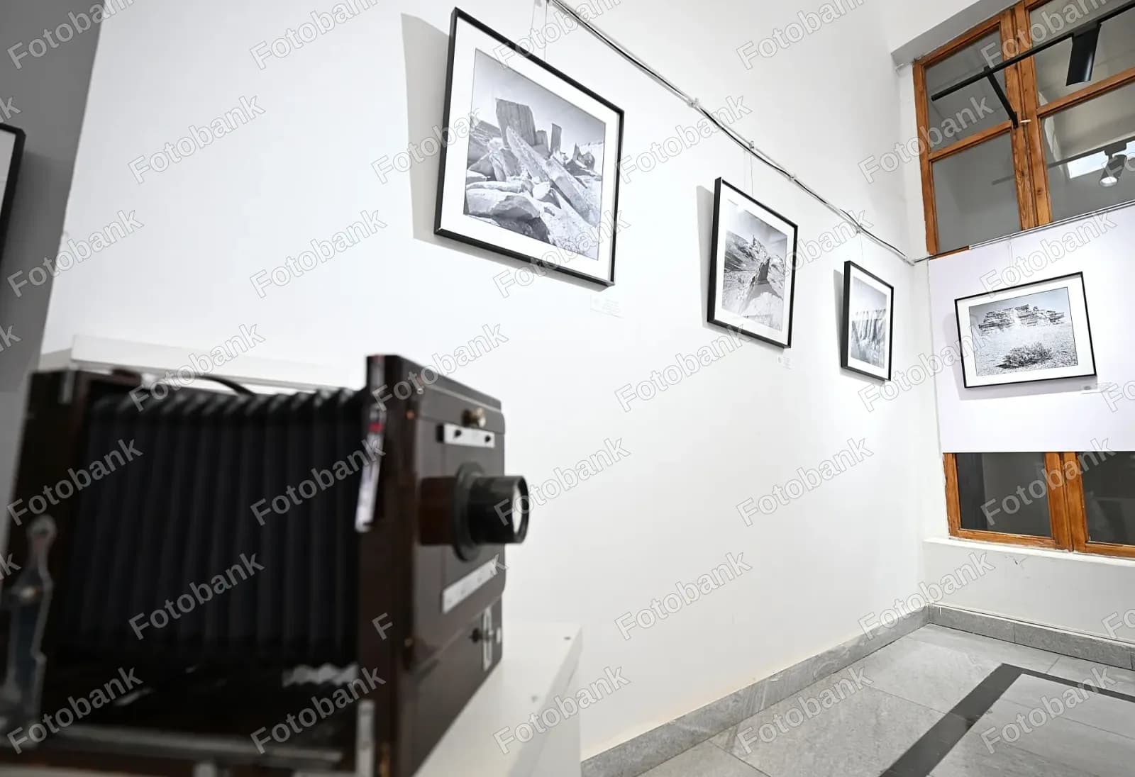 Vintaj kamera manzarali fotosuratlarni namoyish etadi