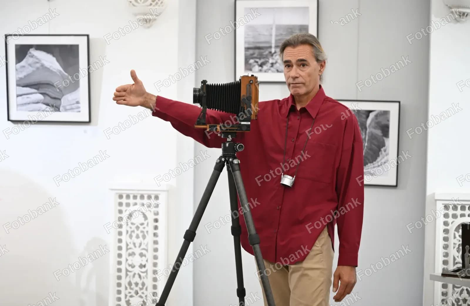 eski kamera uskunalarini taqdim etayotgan fotograf