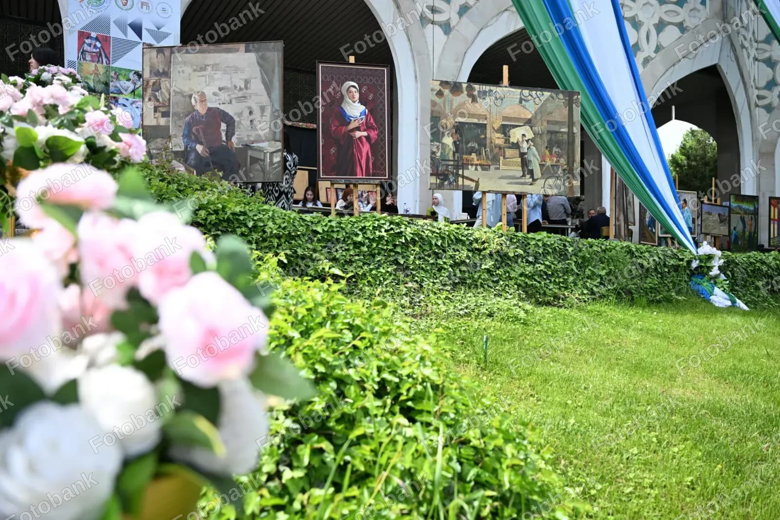 Rassomlar ochiq havoda rasm namoyish etmoqda