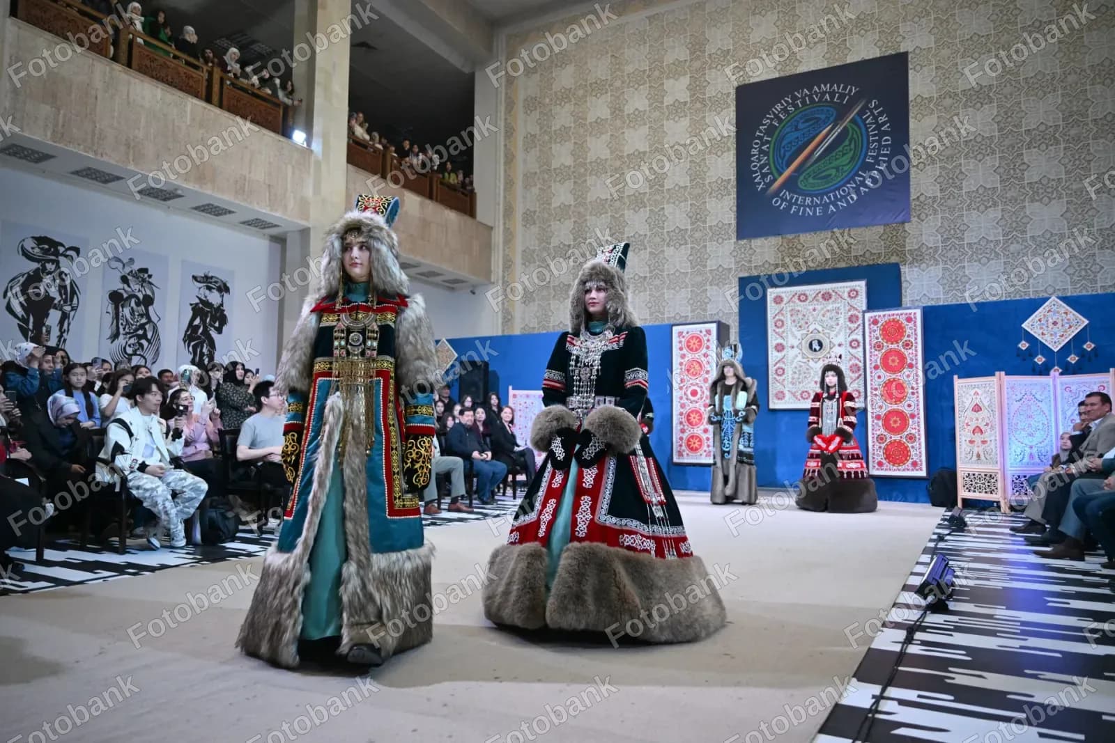 Modellar anʼanaviy oʻzbek liboslarini namoyish etadilar