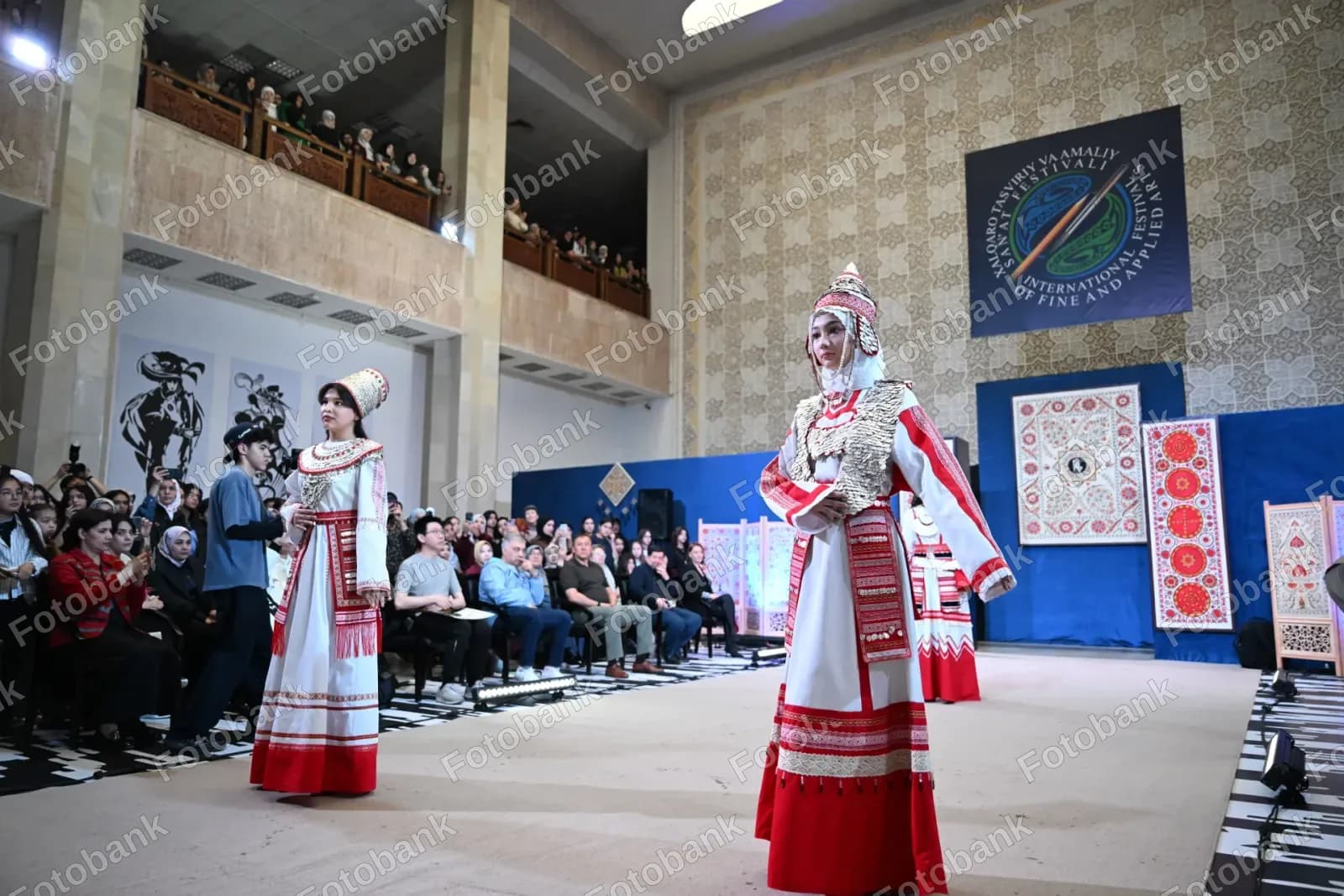 Anʼanaviy xalq liboslarini namoyish etuvchi modellar