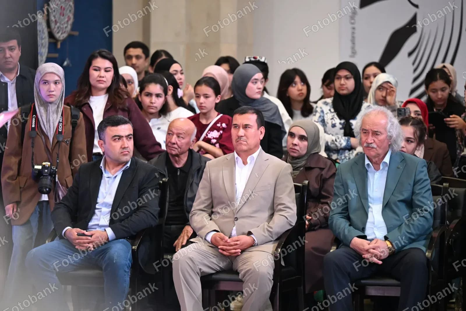 Ommaviy tadbirda ishtirok etayotgan tomoshabinlar