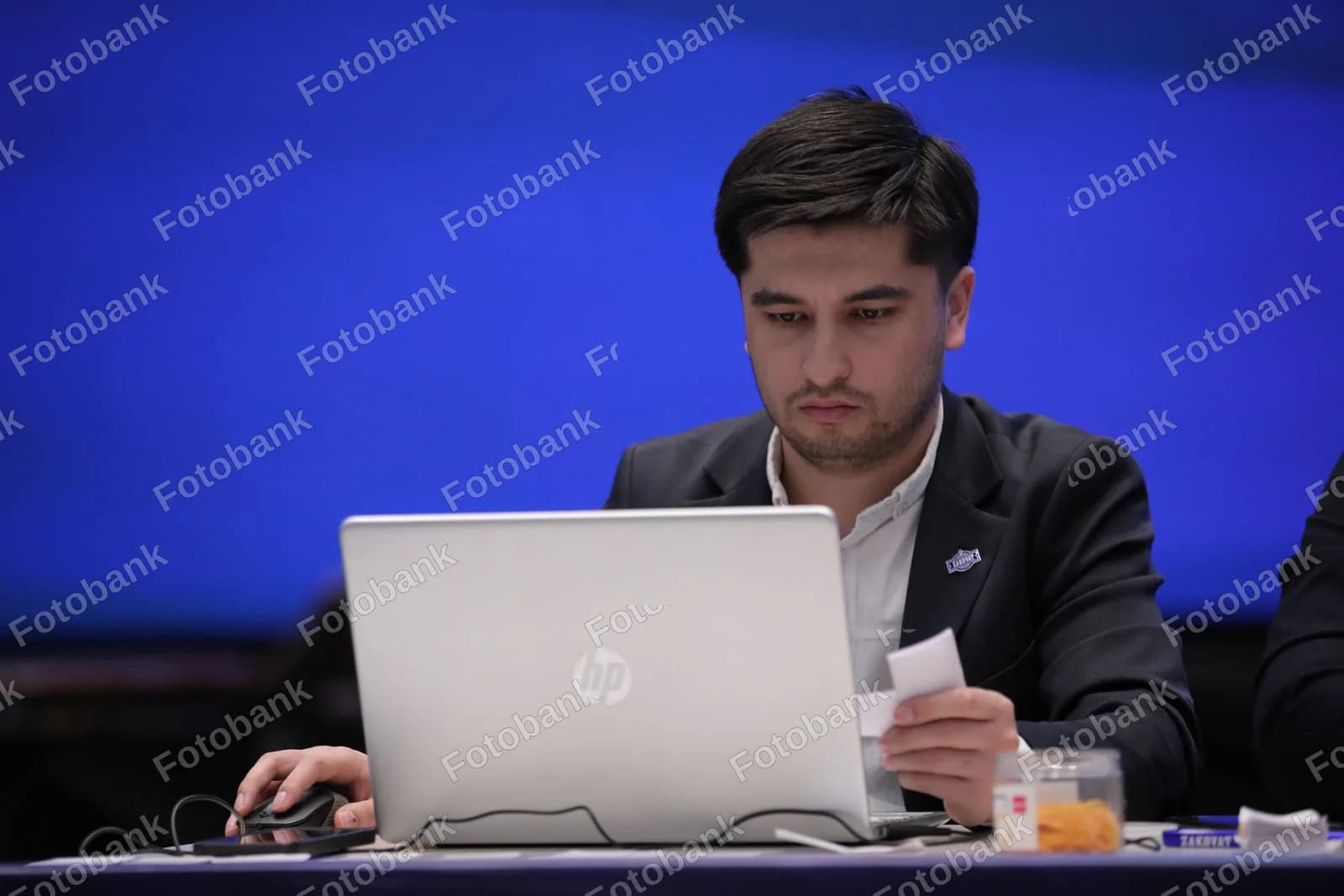 Noutbukda ishlayotgan yigit