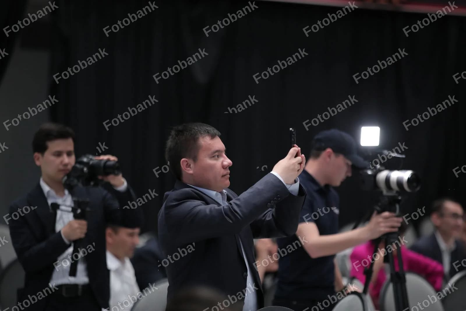 Smartfon bilan hodisani yozib olayotgan erkak
