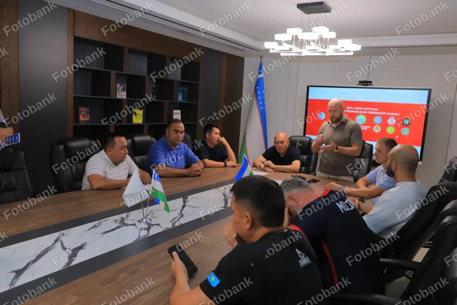 Erkaklar sport tadbiri tafsilotlarini muhokama qilishadi