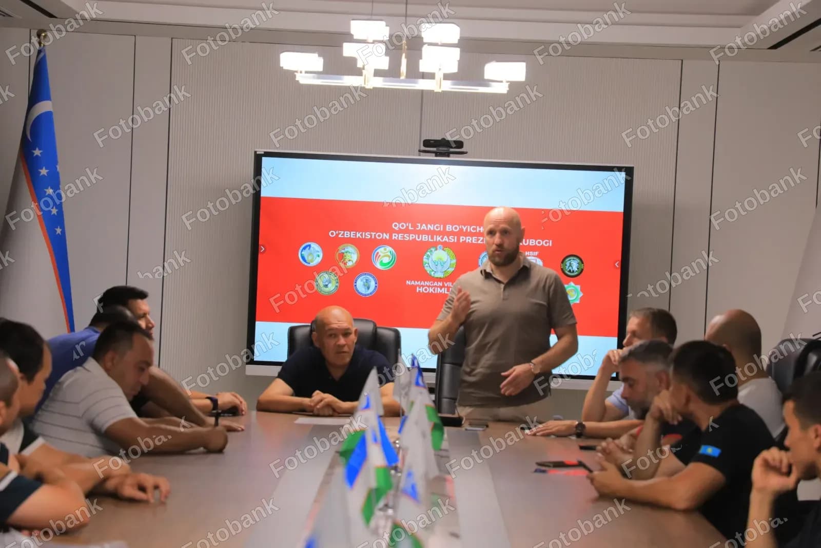 Erkak kishi ofisda majlisni boshqaradi