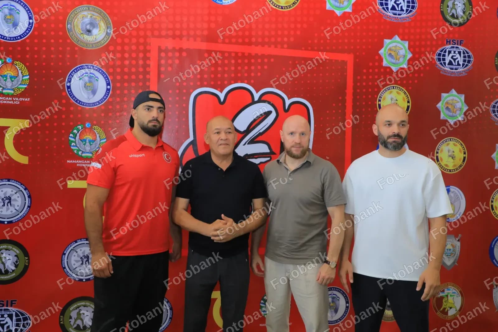 Toʻrt kishi fon oldida turibdi