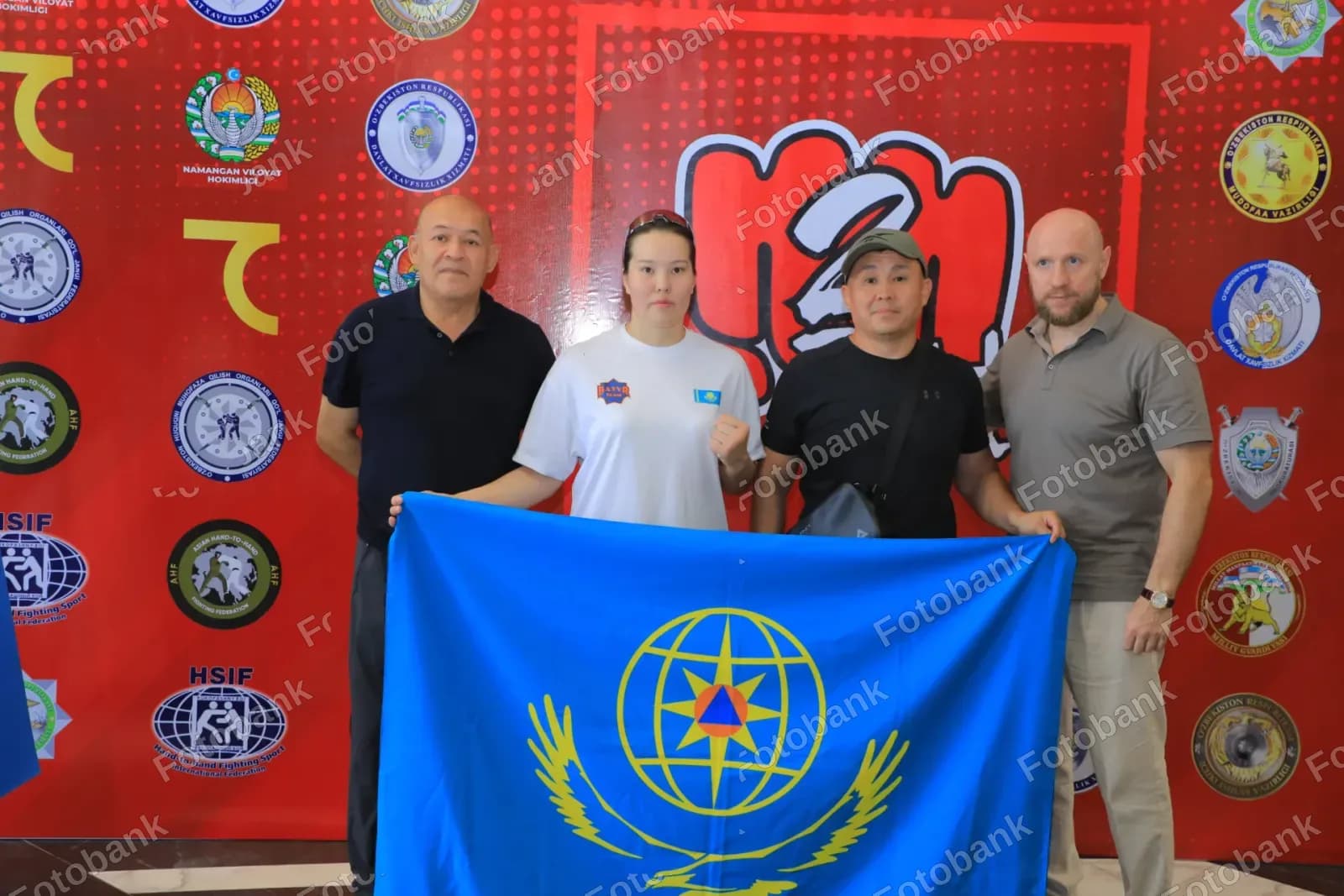 Sportchilar koʻk bayroq bilan suratga tushmoqda