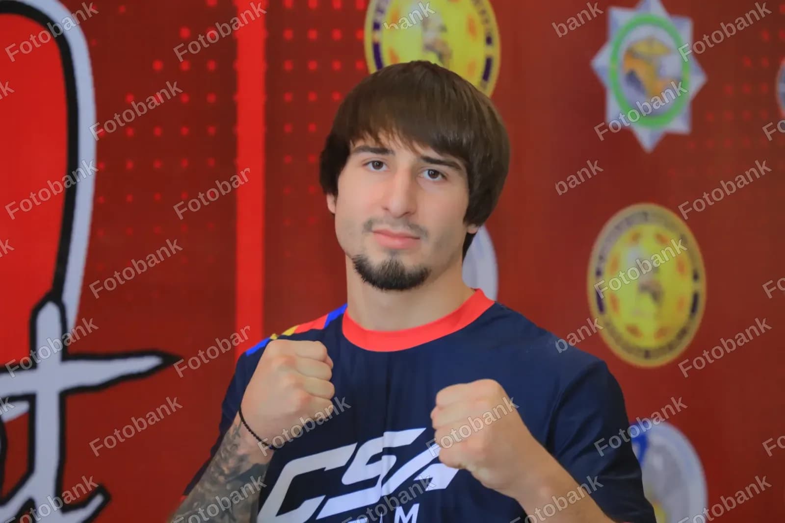 Yosh sportchi portret uchun suratga tushmoqda
