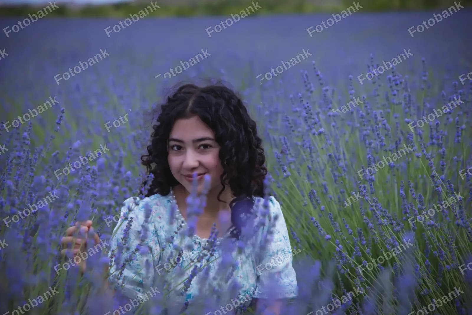 Yosh ayol lavanda rangida suratga tushmoqda