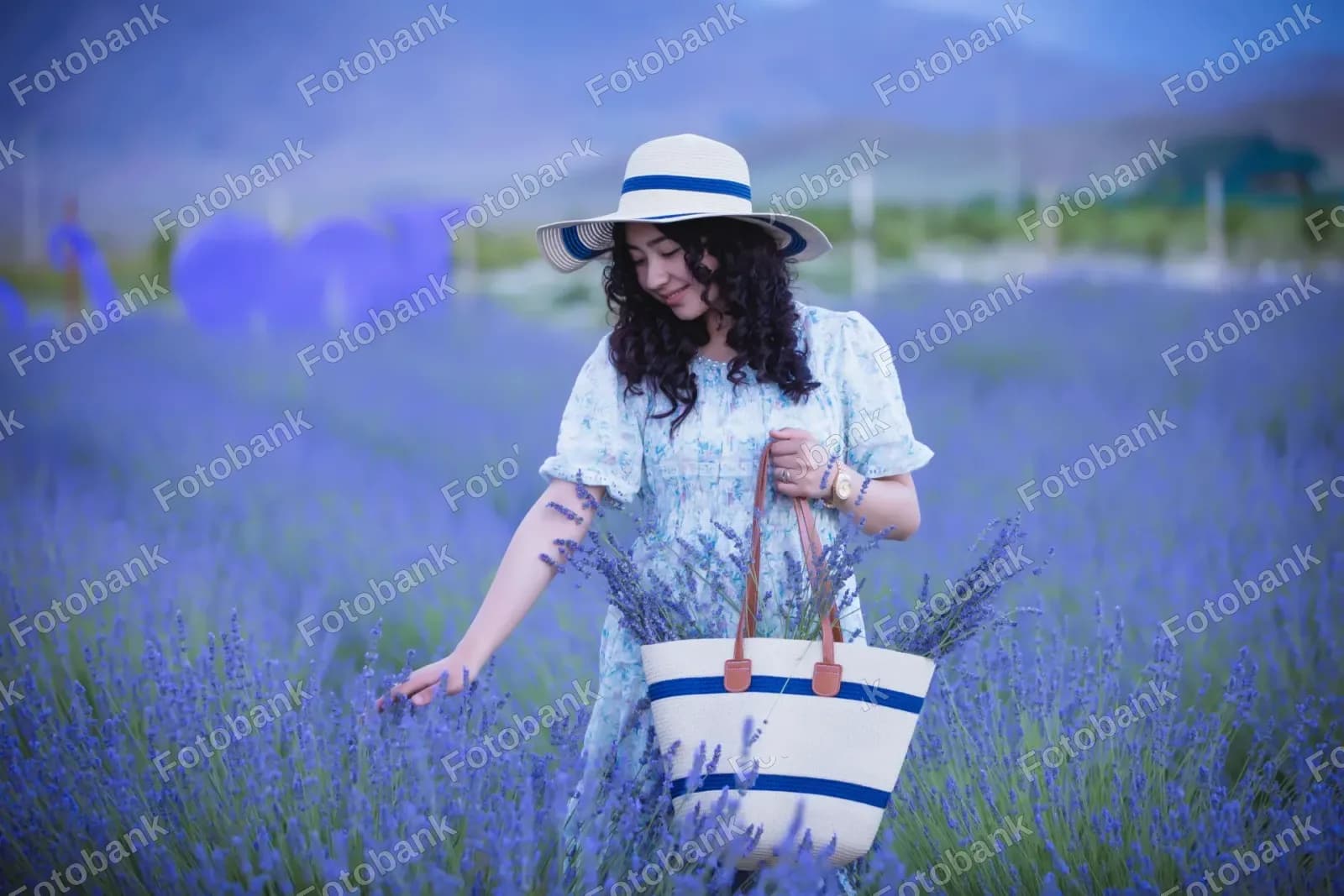 Lavanda ichida yurgan yosh ayol