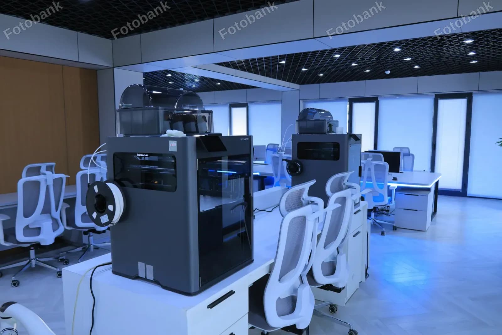 Ofisda ishlayotgan 3D printerlar