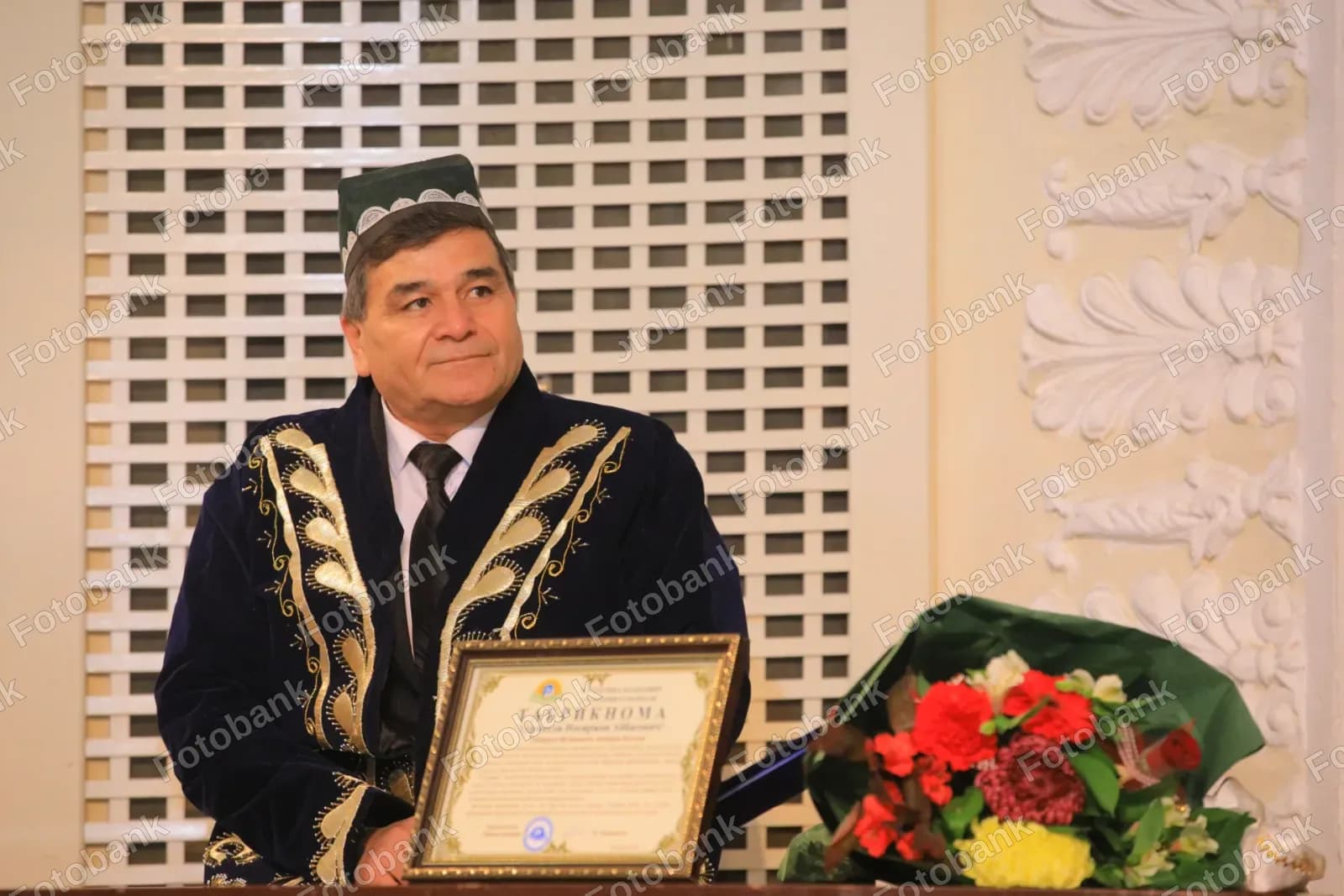 Anʼanaviy oʻzbek kiyimini kiygan erkak