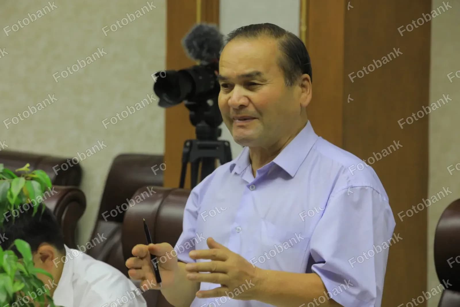 Yopiq majlisda gapirayotgan erkak