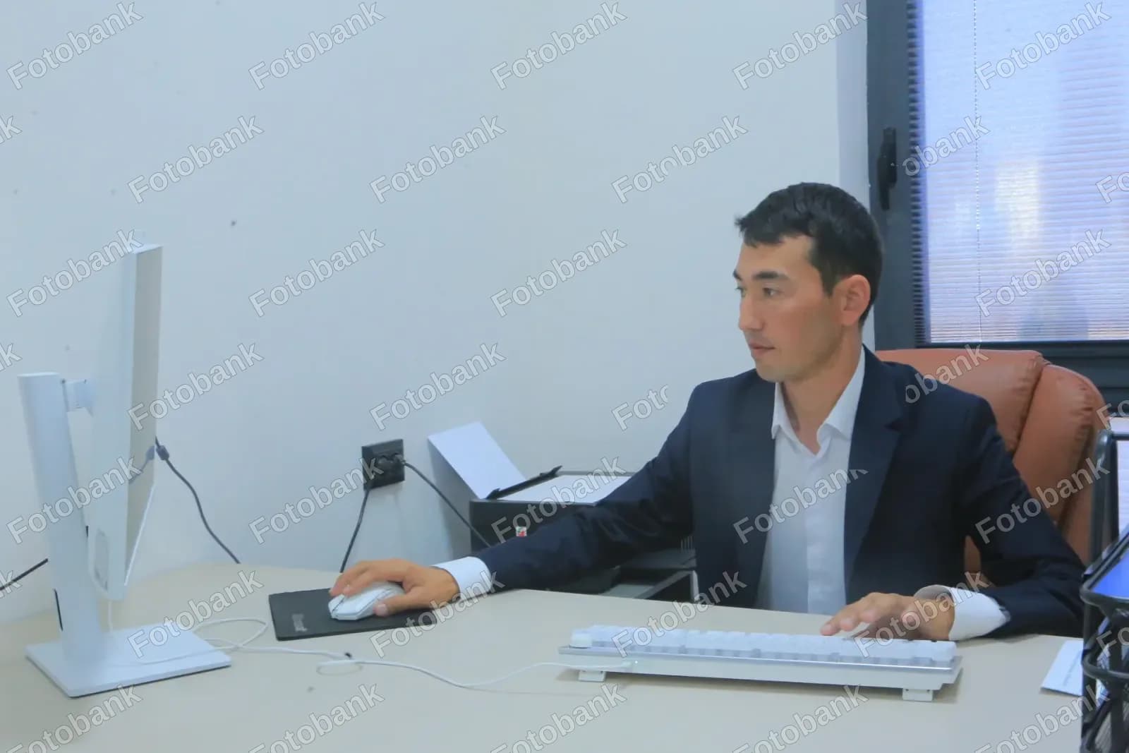Ofis stolida ishlayotgan erkak