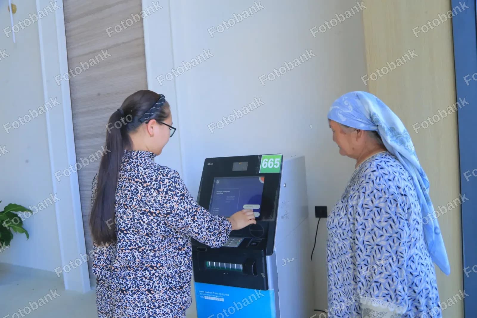 Keksa odamga yordam berayotgan yosh ayol