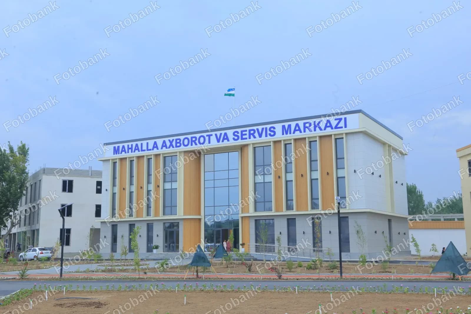Mahalla xizmat koʻrsatish markazining zamonaviy binosi.