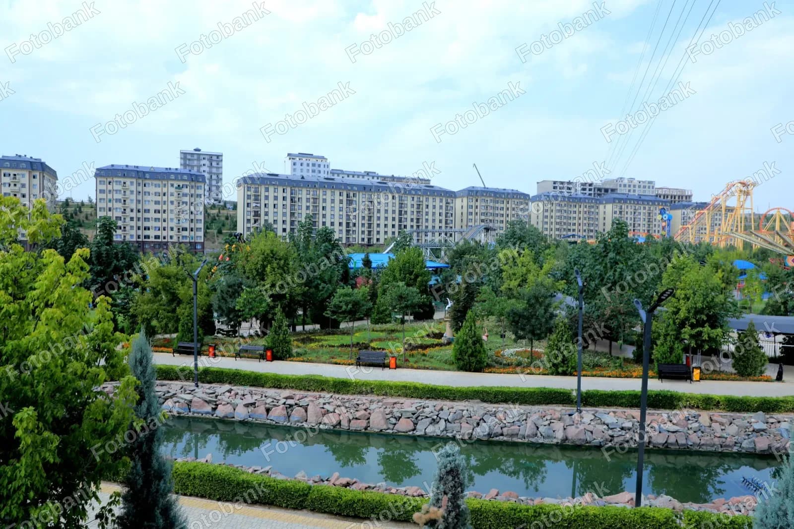 Современные многоквартирные дома выходят на парк