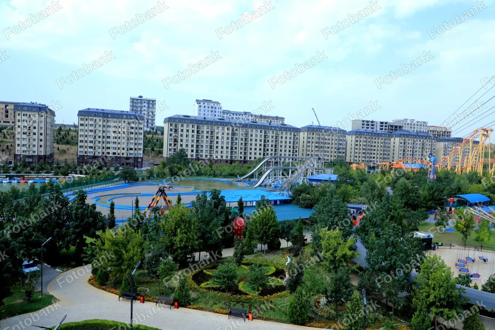 Люди посещают городской парк развлечений