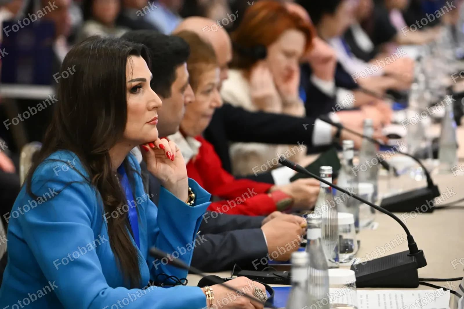 Делегаты, посещающие официальное собрание