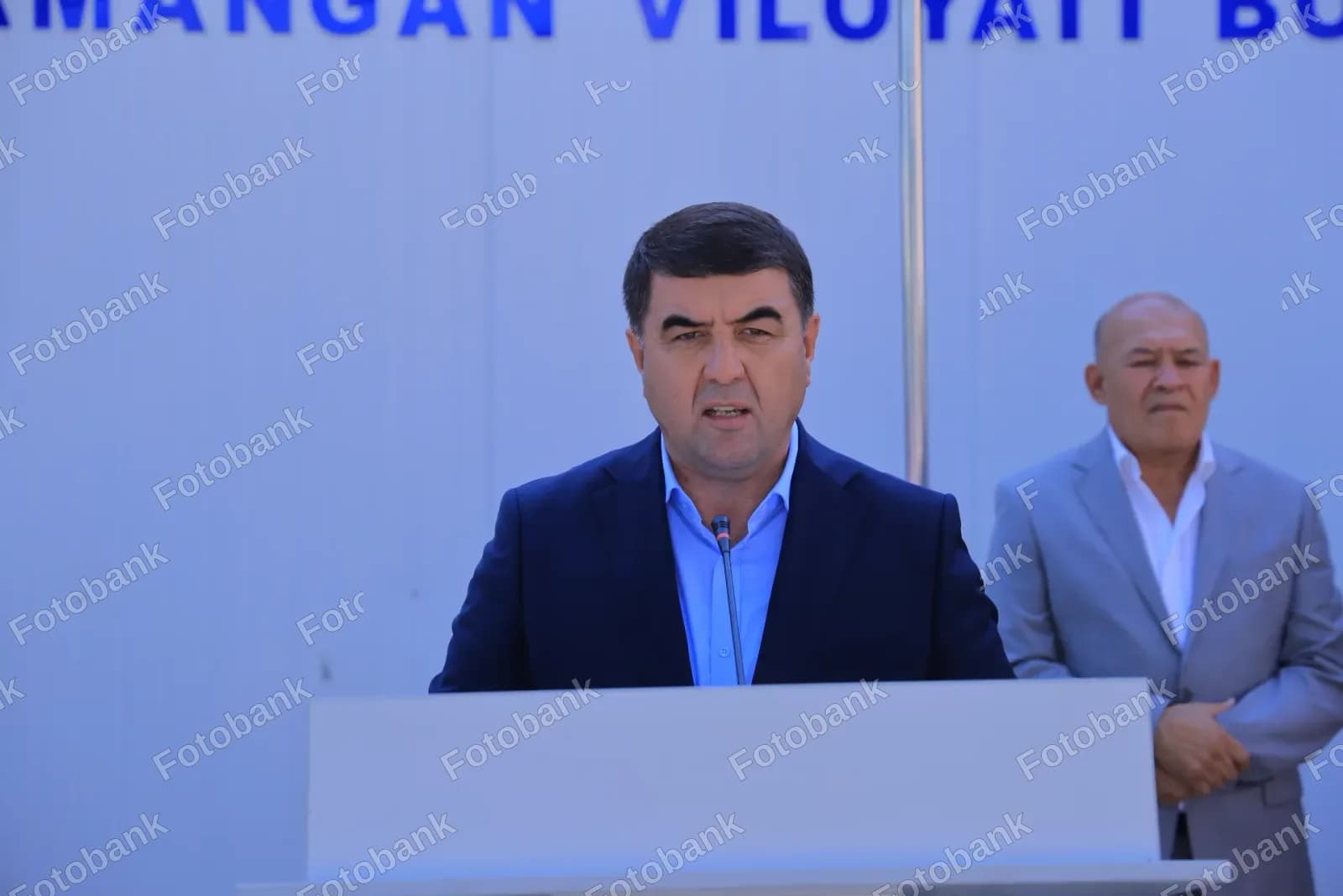 Erkak ochiq minbarda nutq soʻzlamoqda. Qo'l jangi