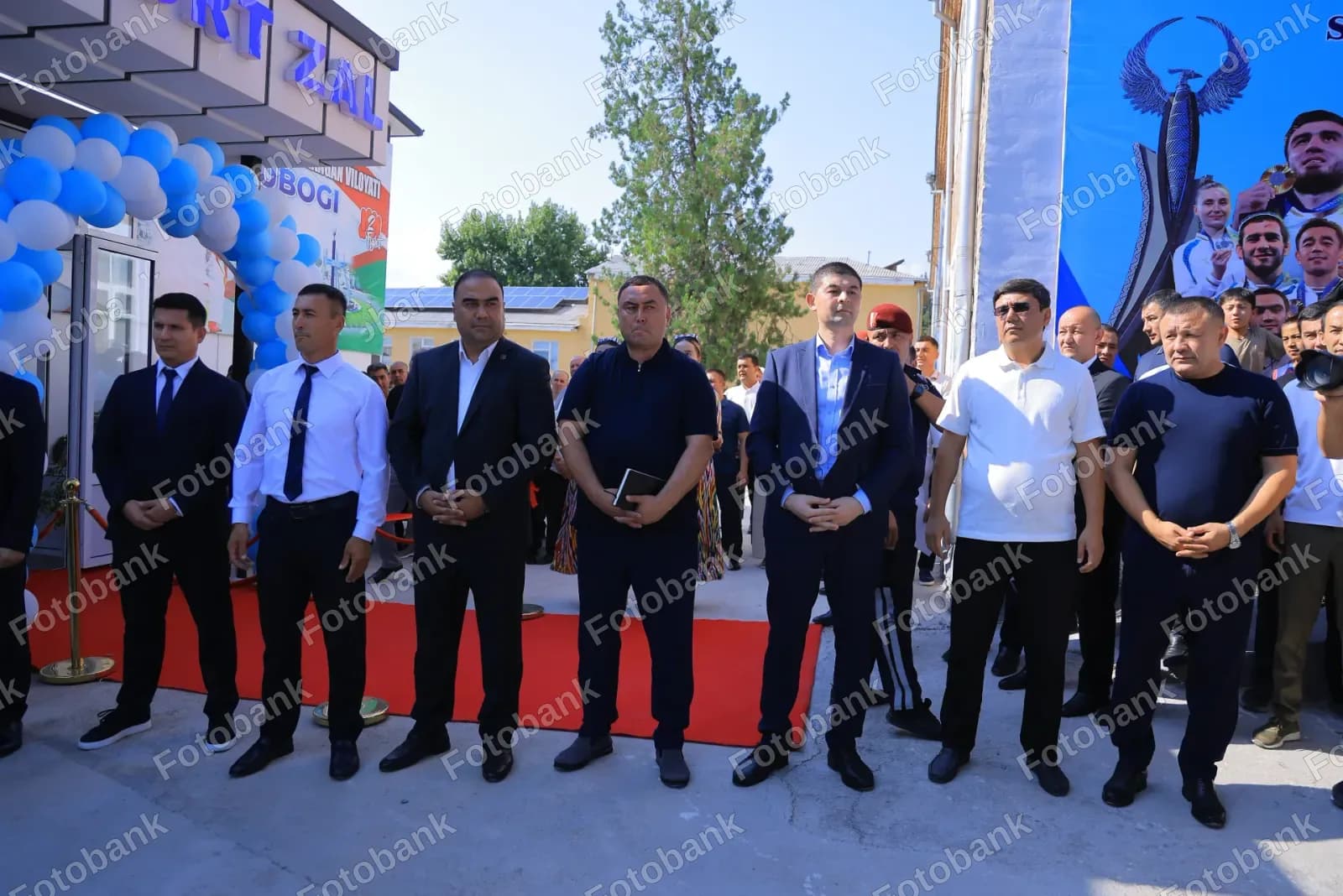 Rasmiylar ochiq havodagi marosimda ishtirok etishmoqda Qol jangi