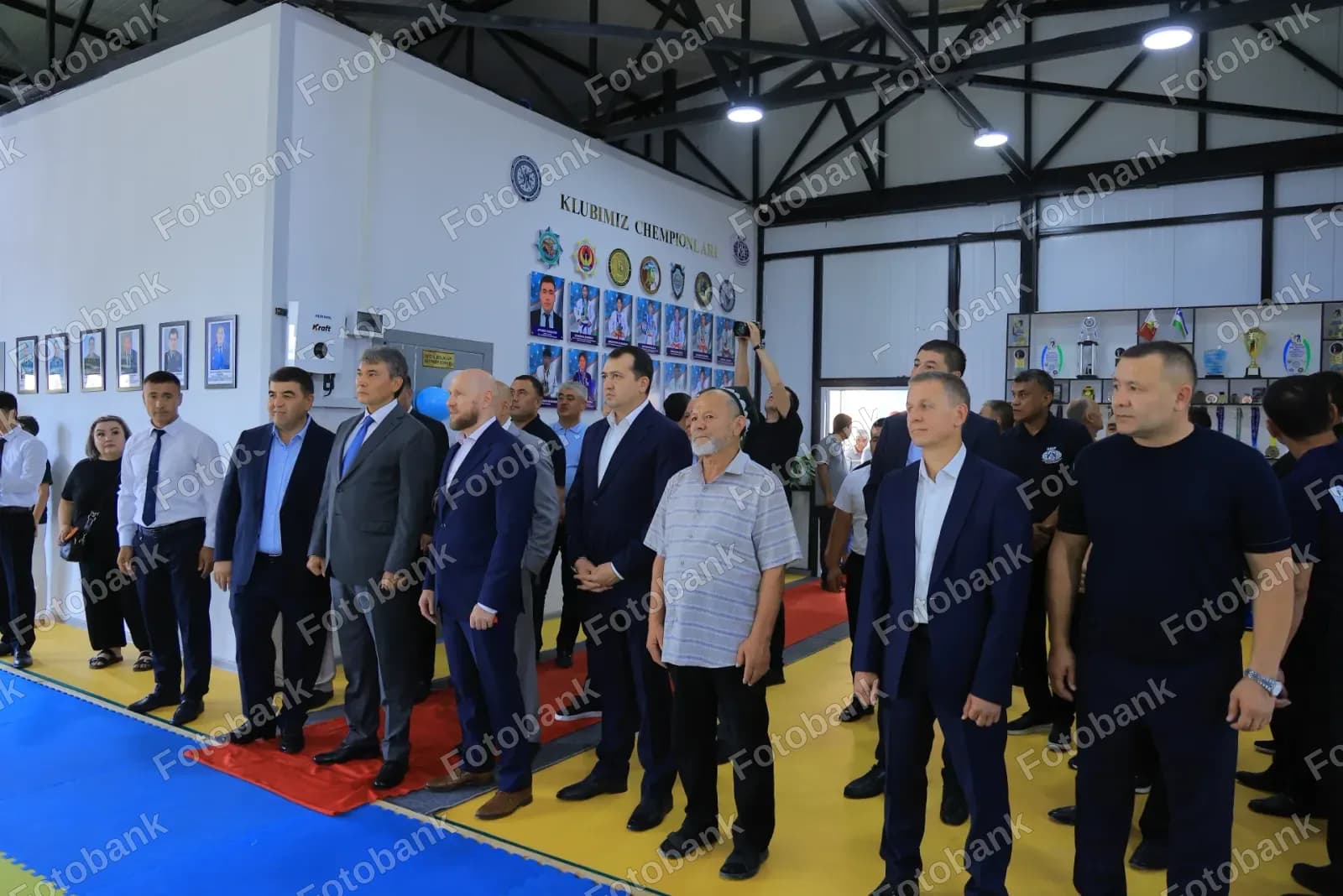 Rasmiy shaxslar sport klubi tadbirida qatnashadilar. Qo'l jangi