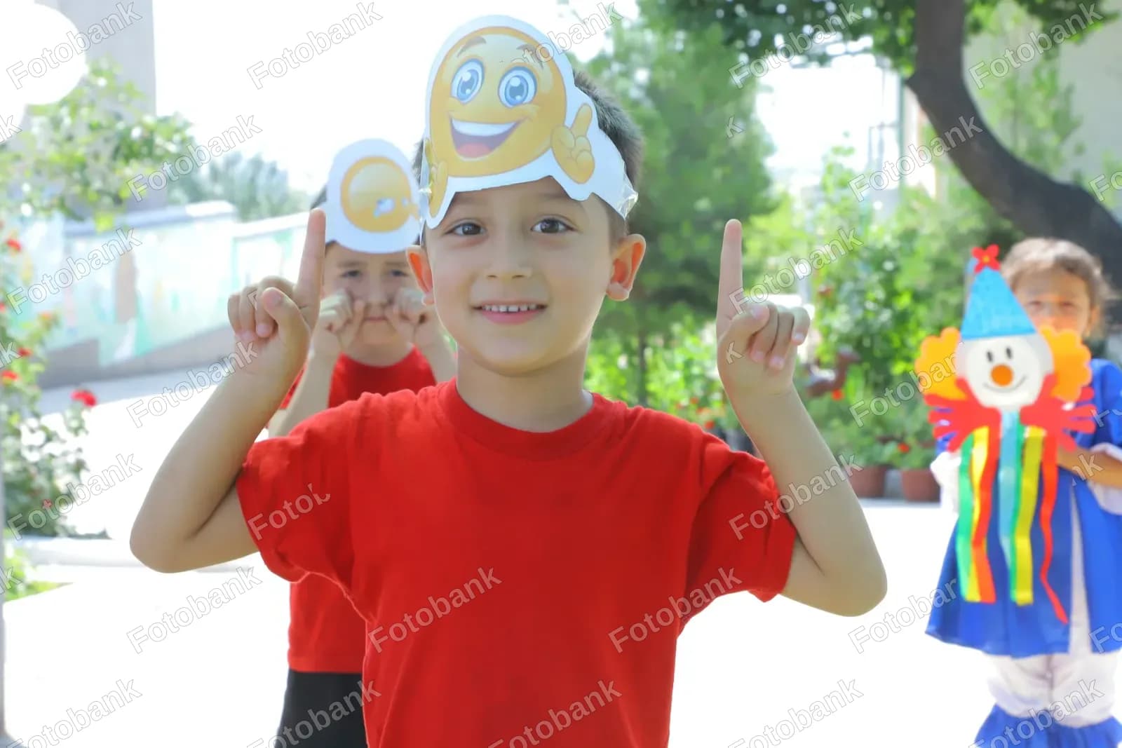 qogʻoz emoji niqob kiygan bolalar