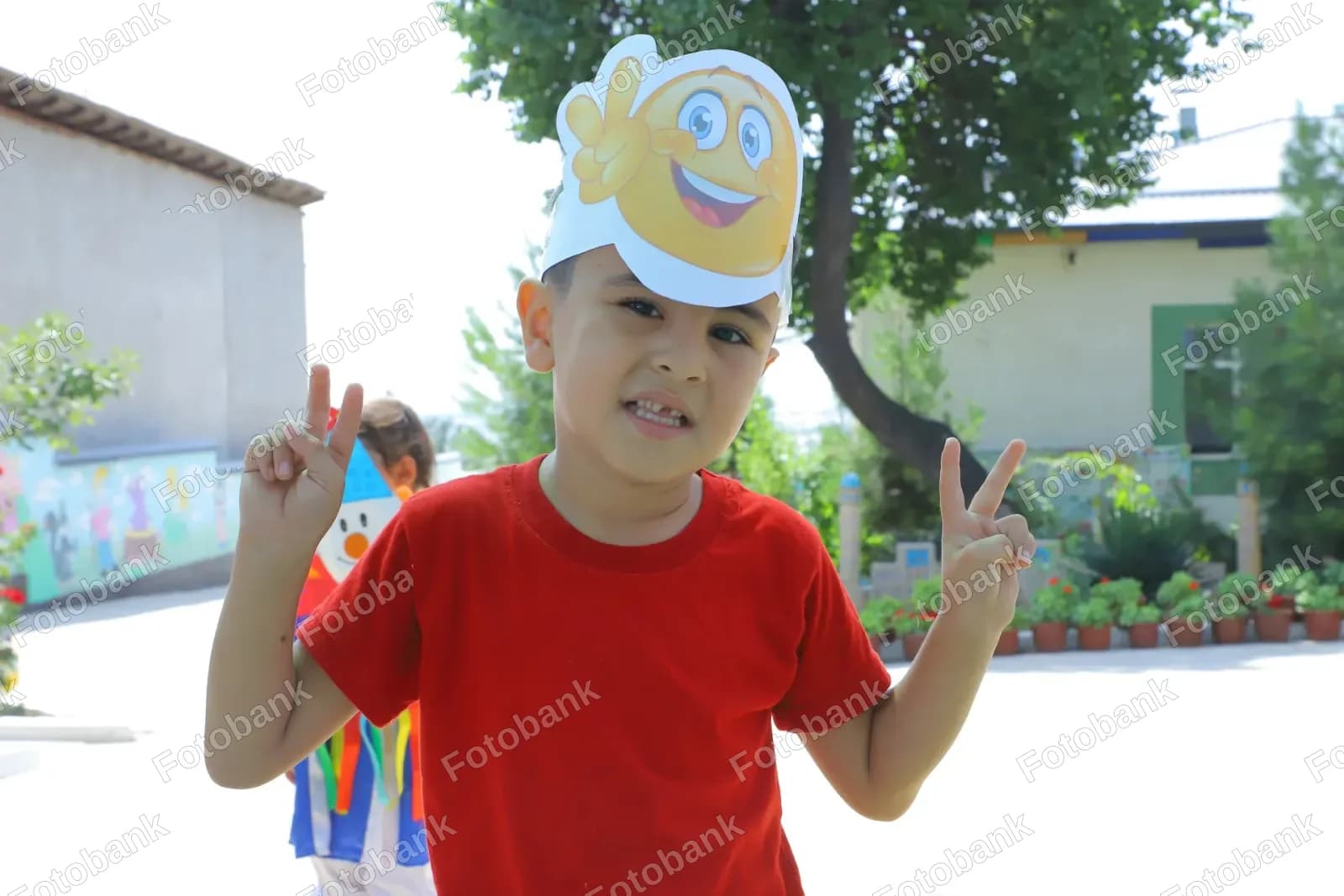emoji niqobi taqqan yosh bola
