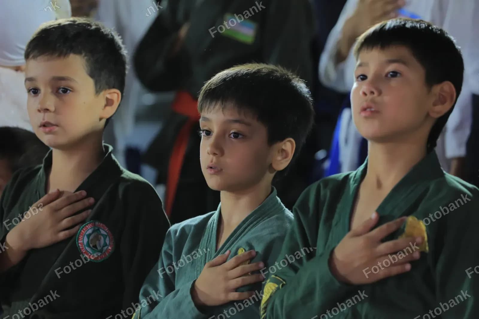 Yosh sportchilar safda turadilar.