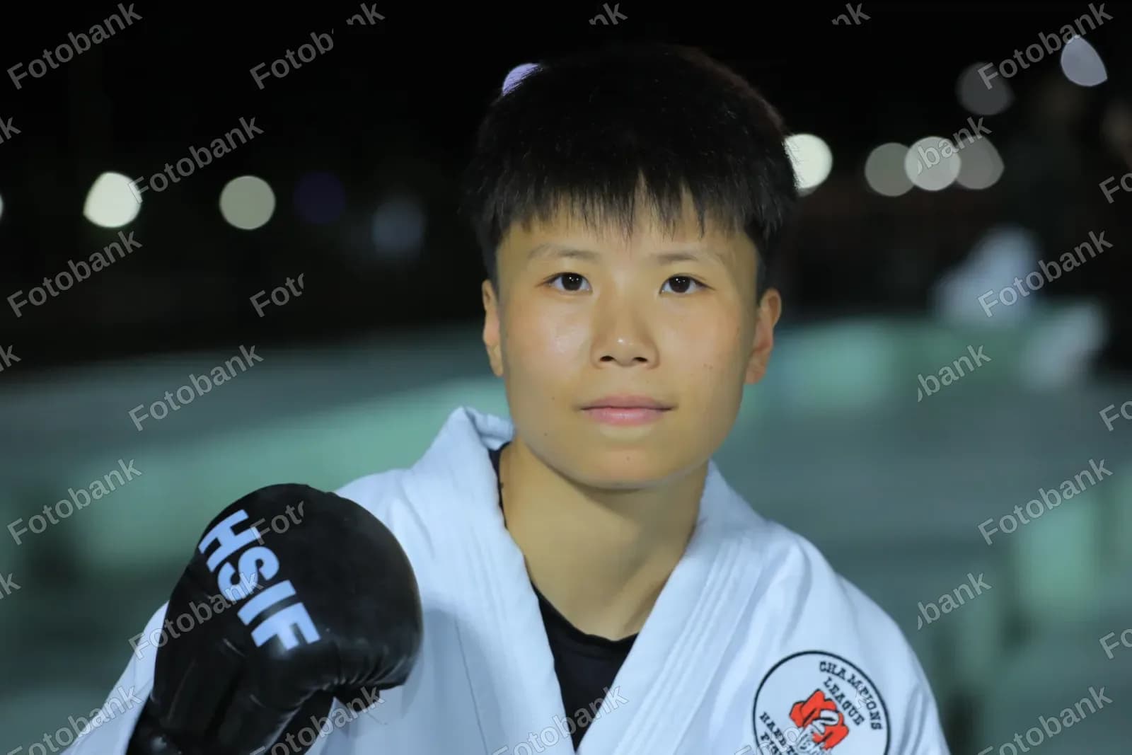 Boks qoʻlqopi kiygan yosh sportchi