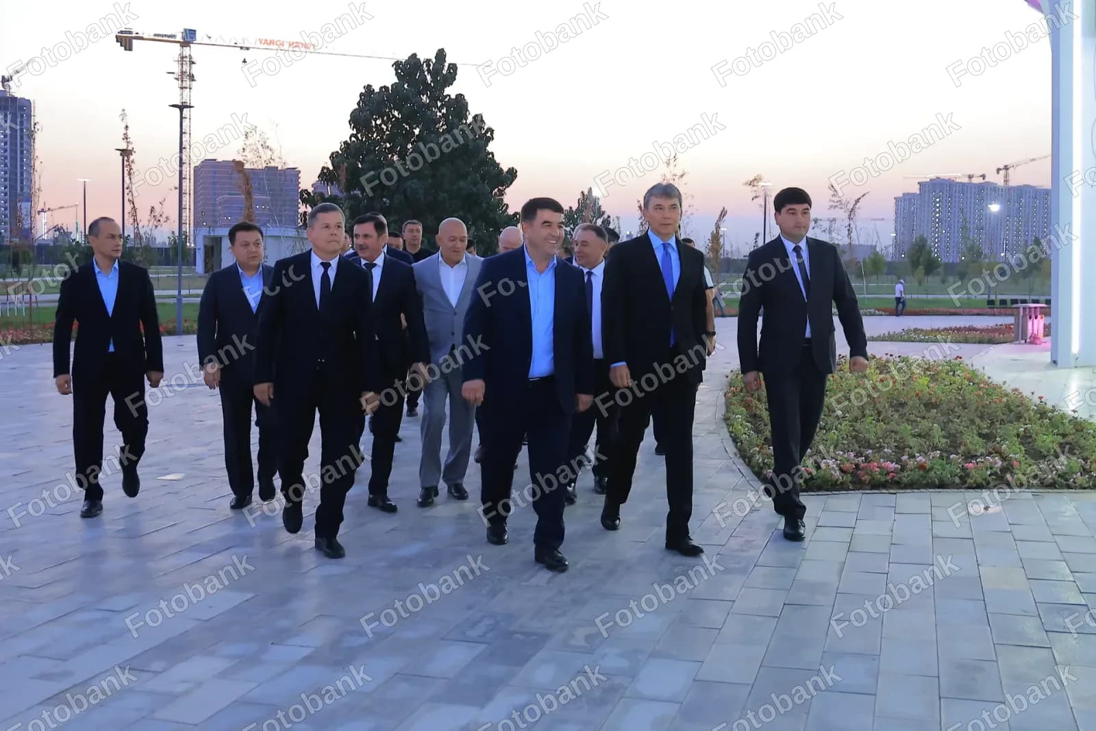 Erkaklar guruhi ochiq havoda yurmoqda