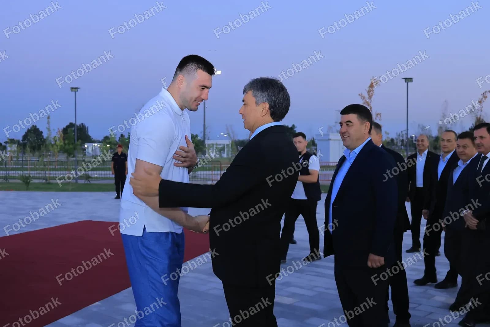 Erkaklar ochiq havoda uchrashmoqda