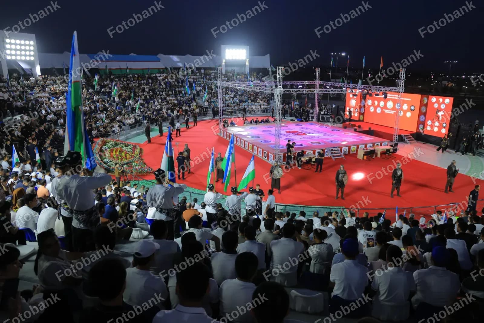 Tungi stadionda olomon toʻplanadi