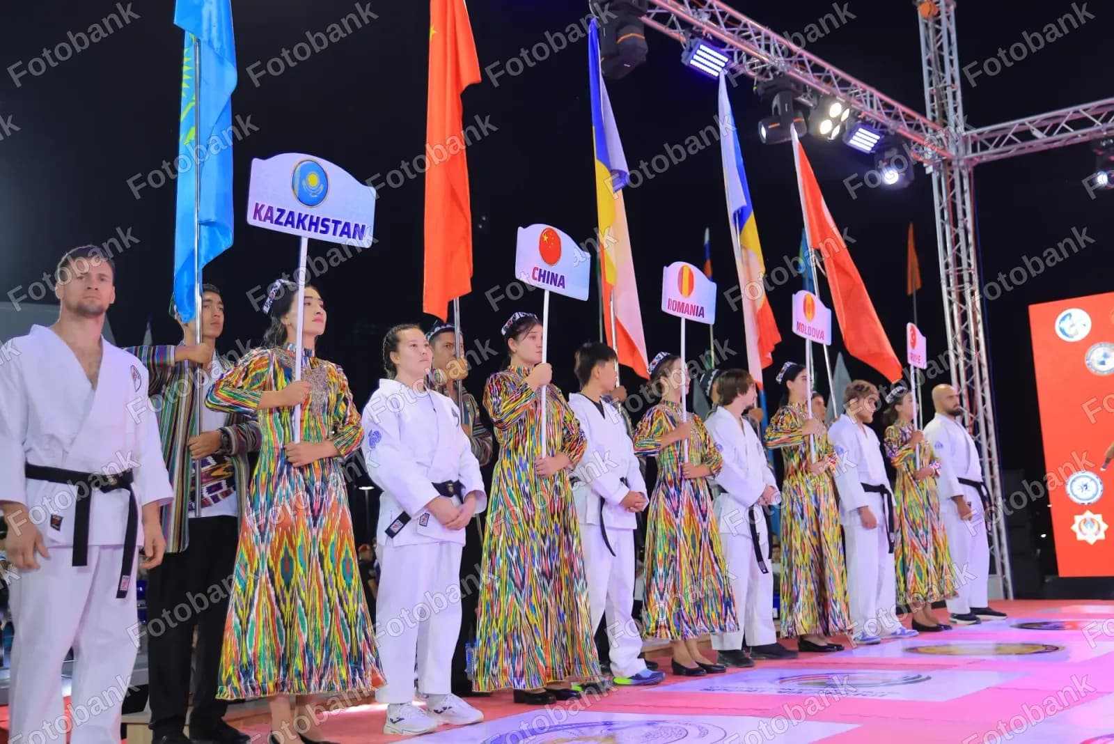 sportchilar xalqaro tadbirda parad qilishadi