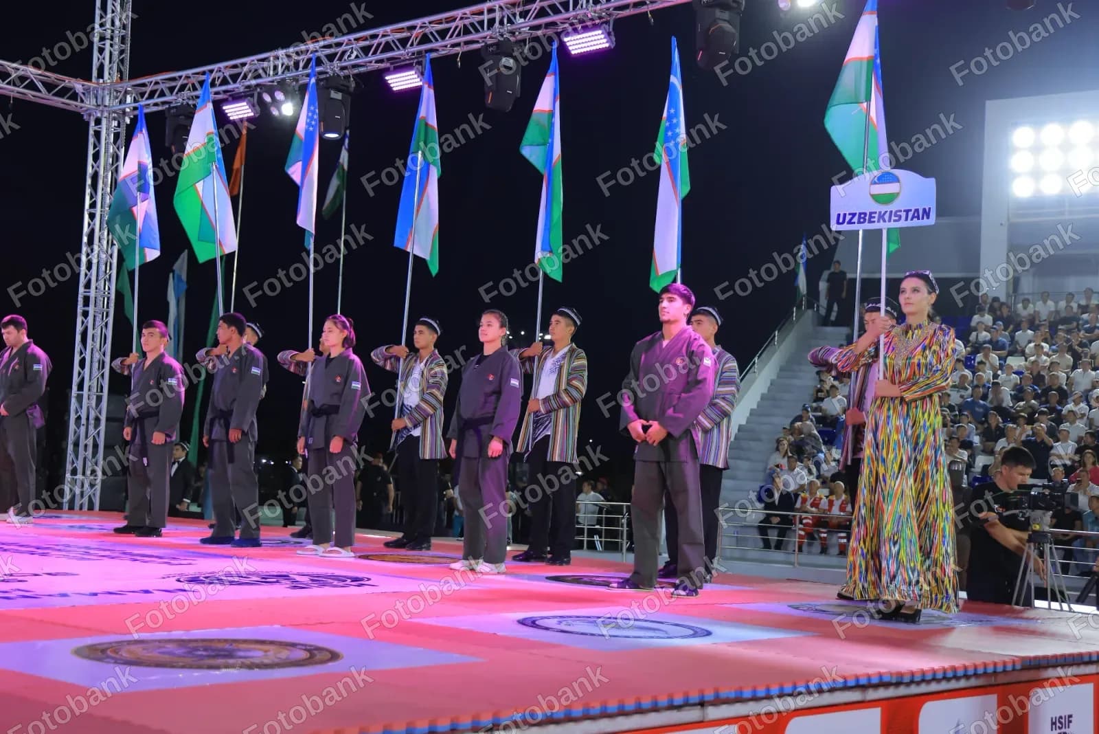 Kechki marosimda sportchilar parad qiladilar