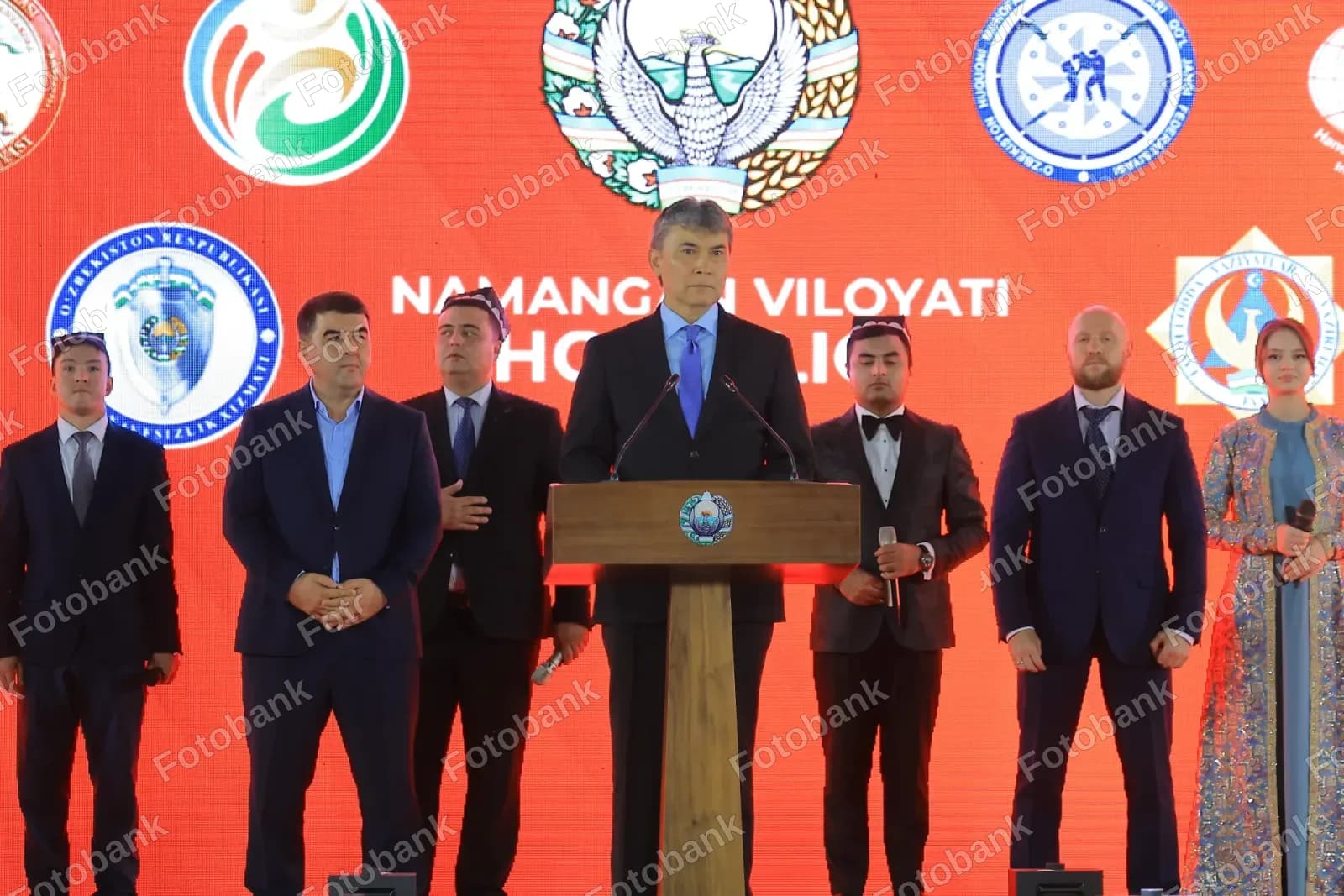 Rasmiy shaxs podium tadbirida nutq soʻzlaydi