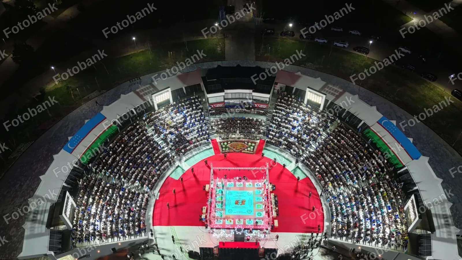 Tungi stadionda olomon toʻplanadi