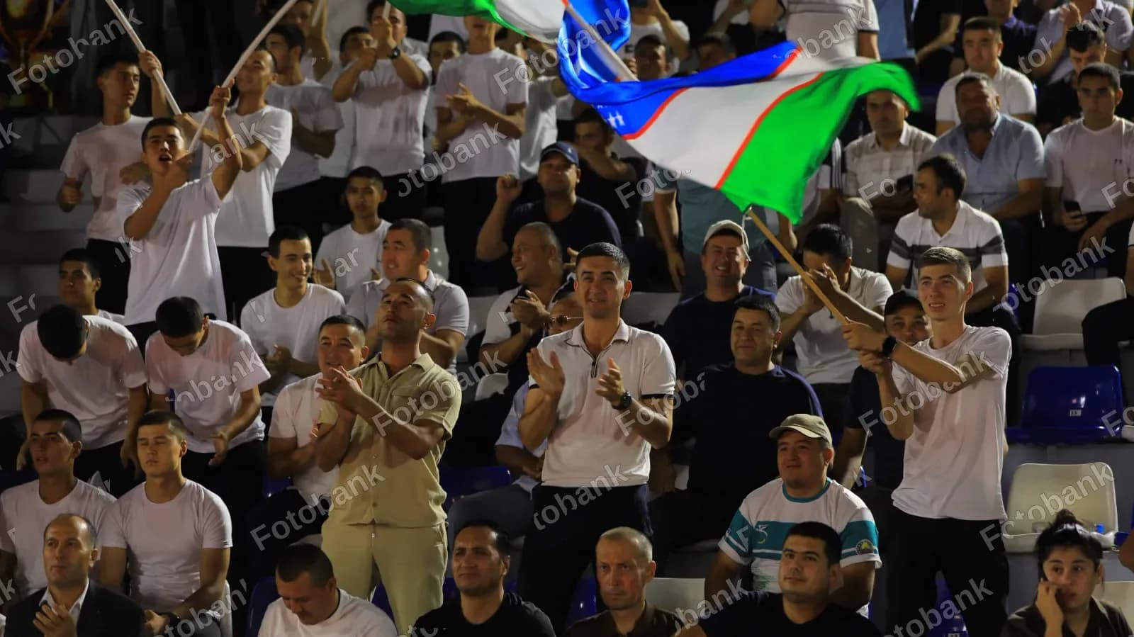 Зрители, поддерживающие на спортивном стадионе