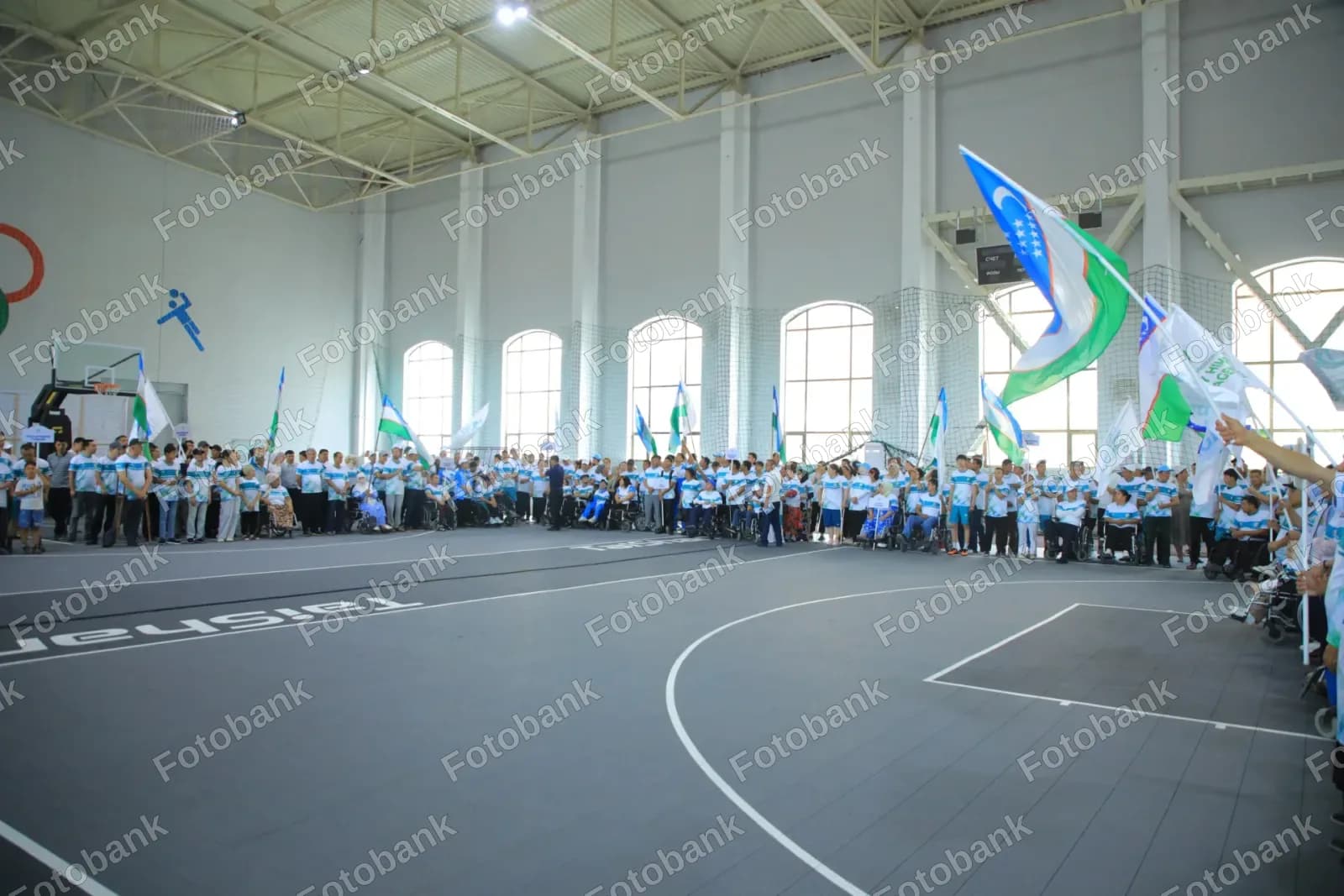 Люди собираются на крытой спортивной арене