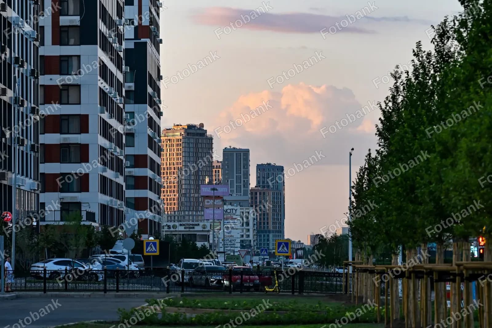 Солнечные лучи освещают современные городские здания