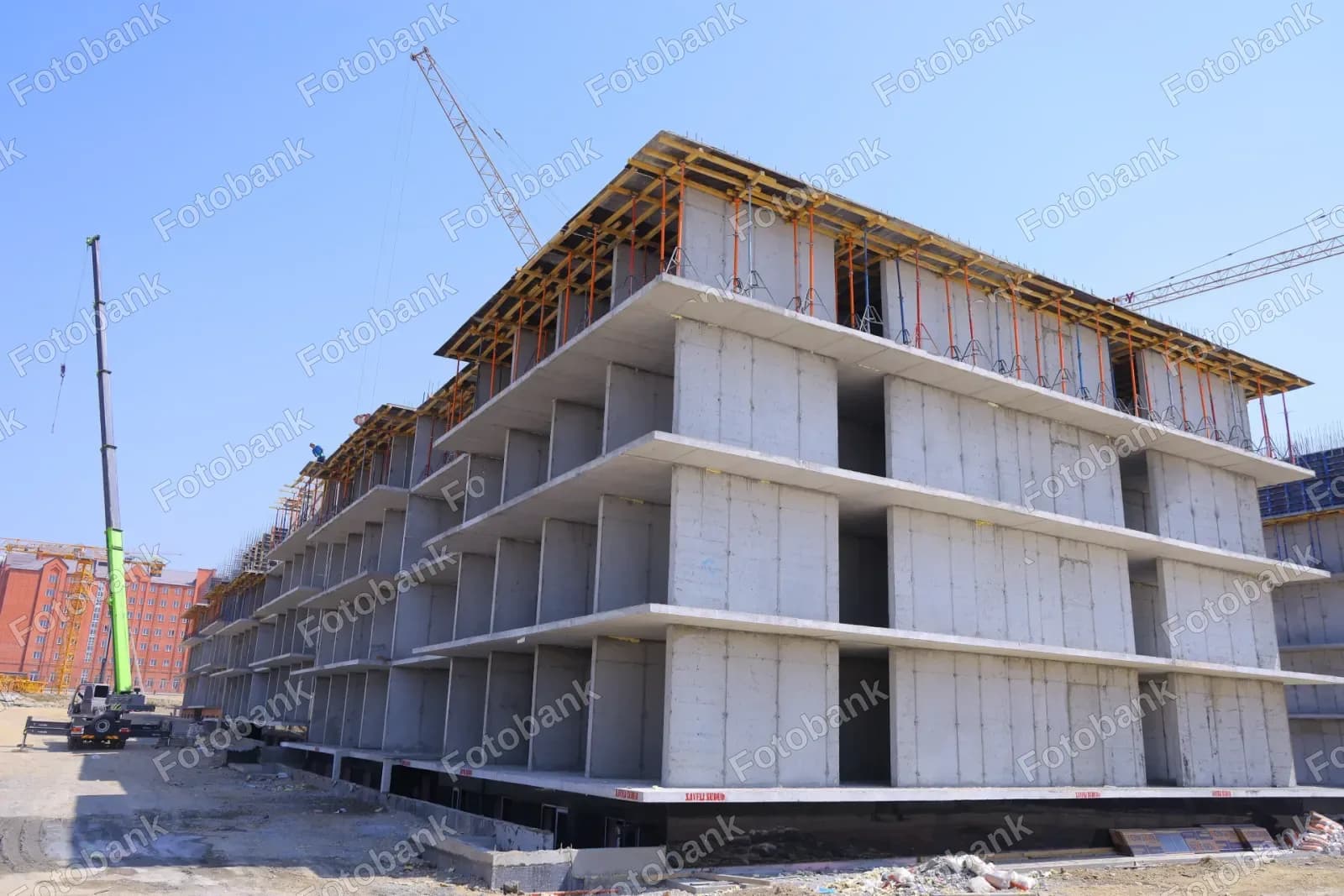 Quruvchilar beton inshootni quradilar.