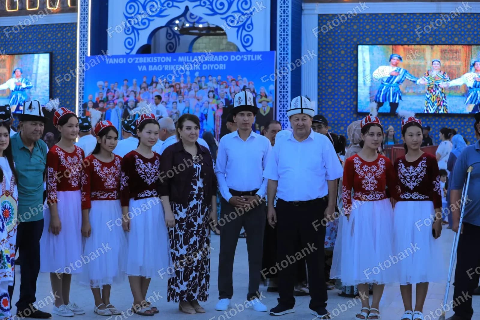 Люди собираются на культурный праздник