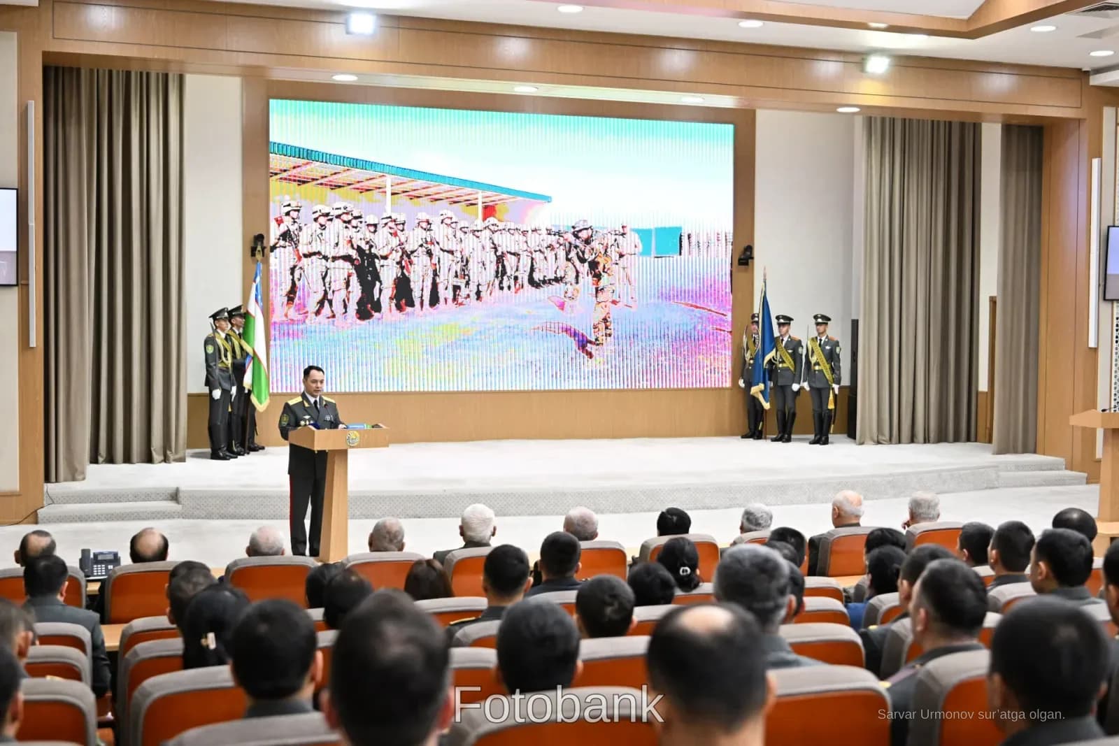 Minbarda soʻzga chiqqan harbiy ofitser
