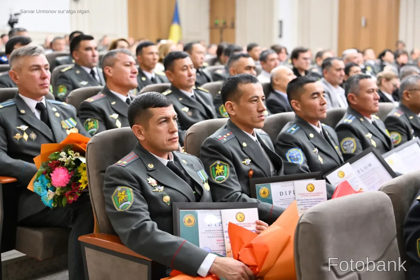 Tantanali marosimda qatnashayotgan harbiy xizmatchilar