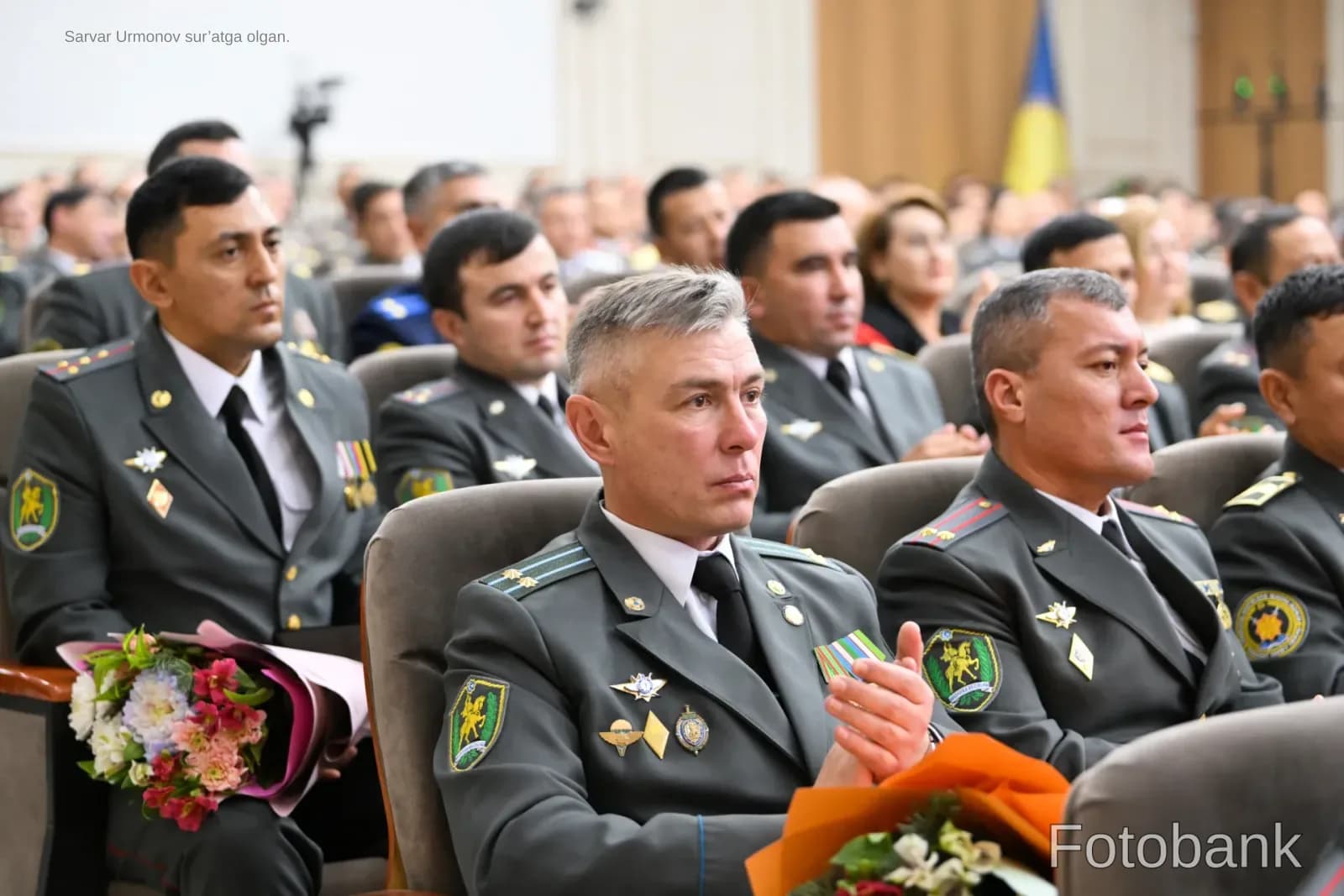 Tantanali yigʻilishda qatnashayotgan harbiy xizmatchilar